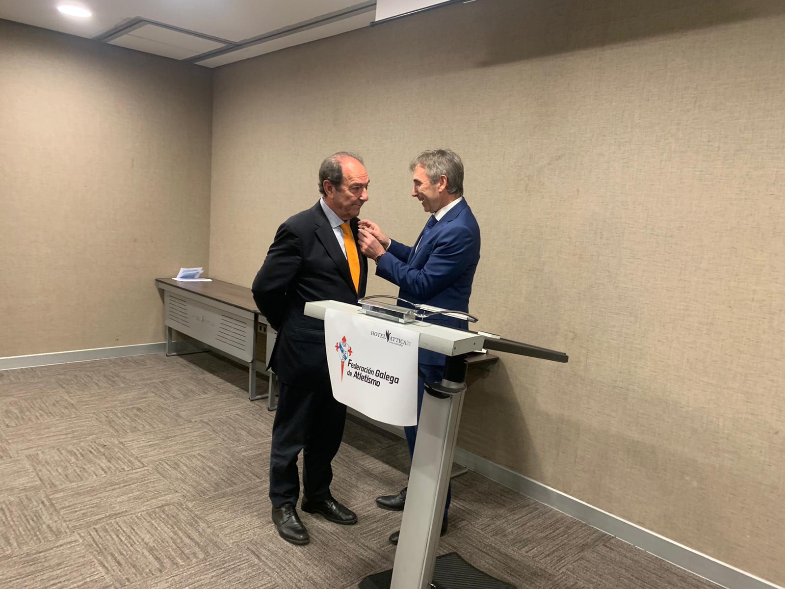 Manuel Mora, recibe a insignia de ouro da Federación Galega