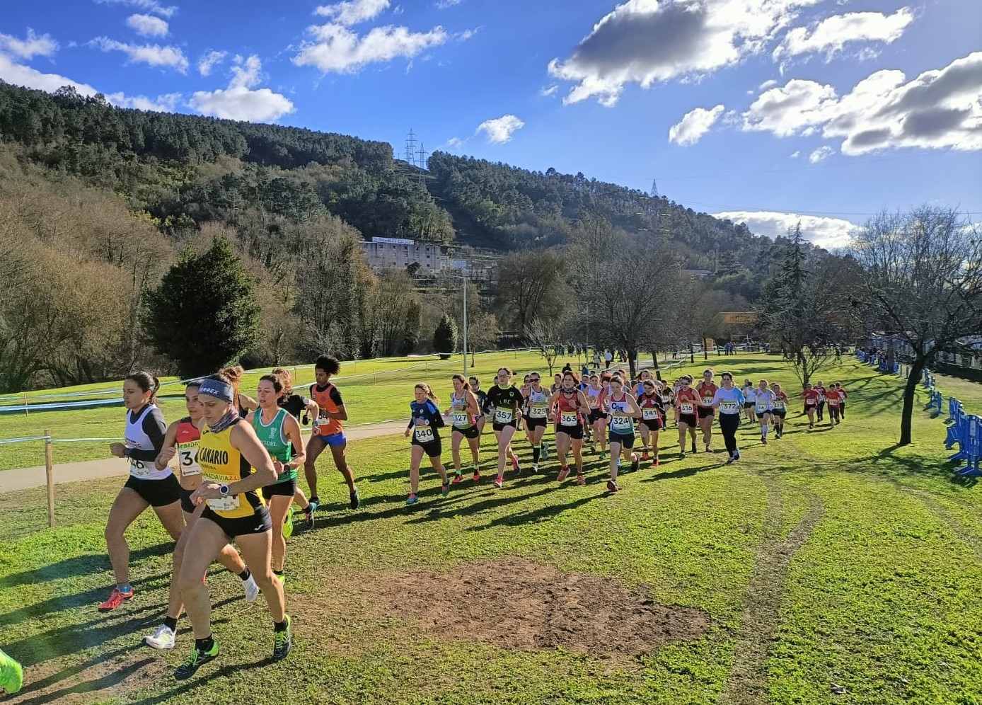 O atletismo galego base e máster, enchen o circuito de A Veronza