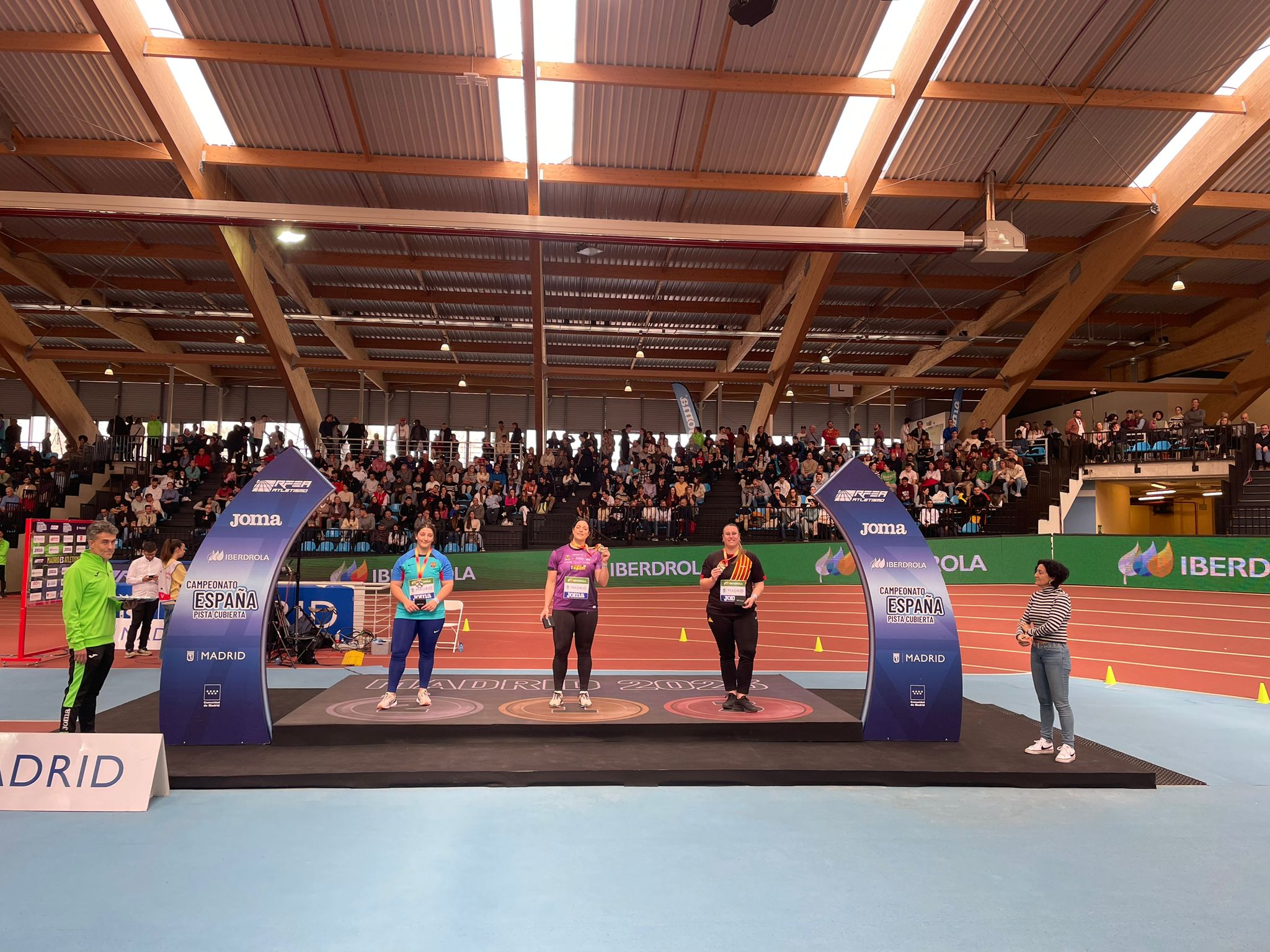 Medallas e récords no nacional absoluto de pista cuberta