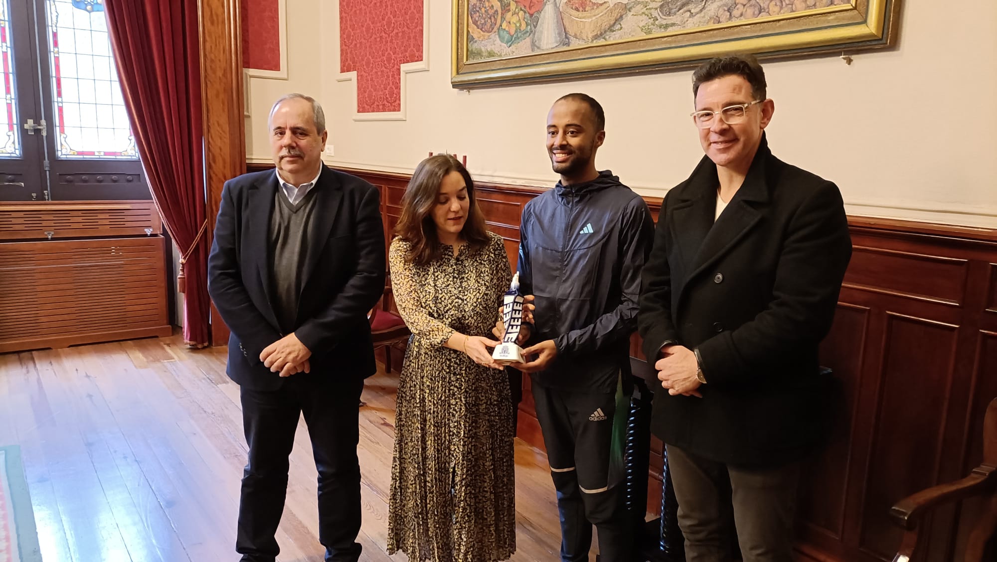 Inés Rey recibe a Tariku Novales durante a presentación de C-21