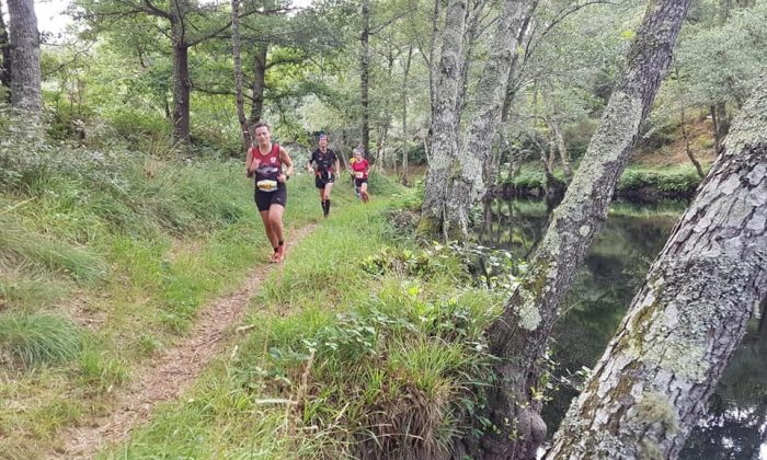 Barbarás vístese de entroido para acoller o galego de Trail Running
